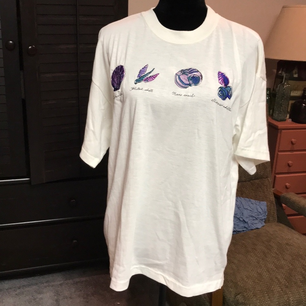 Lg Woman’s short sleeve t shirt. Shell design. White